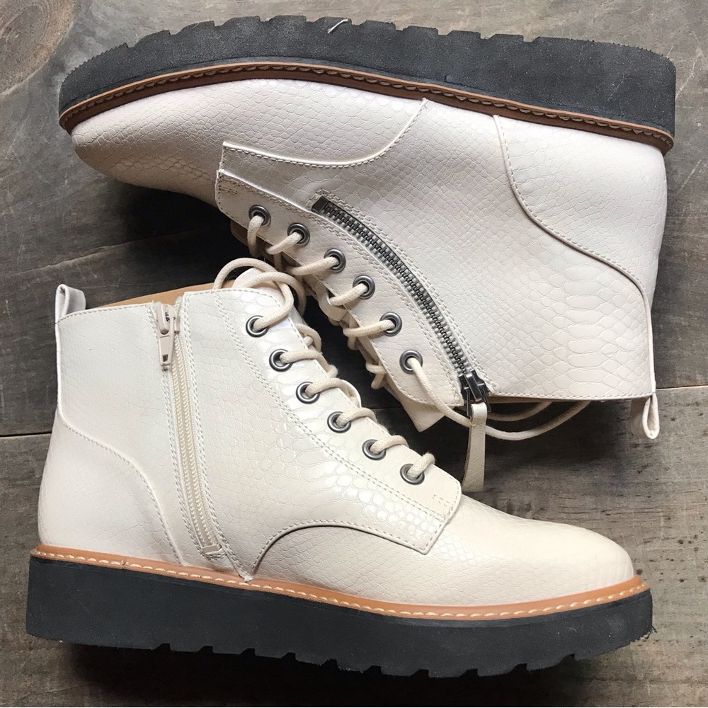 Naturalizer Eeva Ankle Boot Size 7.5 Wide Women’s Porcelain Ivory Embossed